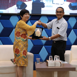 Penyerahan Cinderamata oleh KPS MM Dr. Werner R. Murhadi kepada Pembicara Nini Liemijanto, MBA.